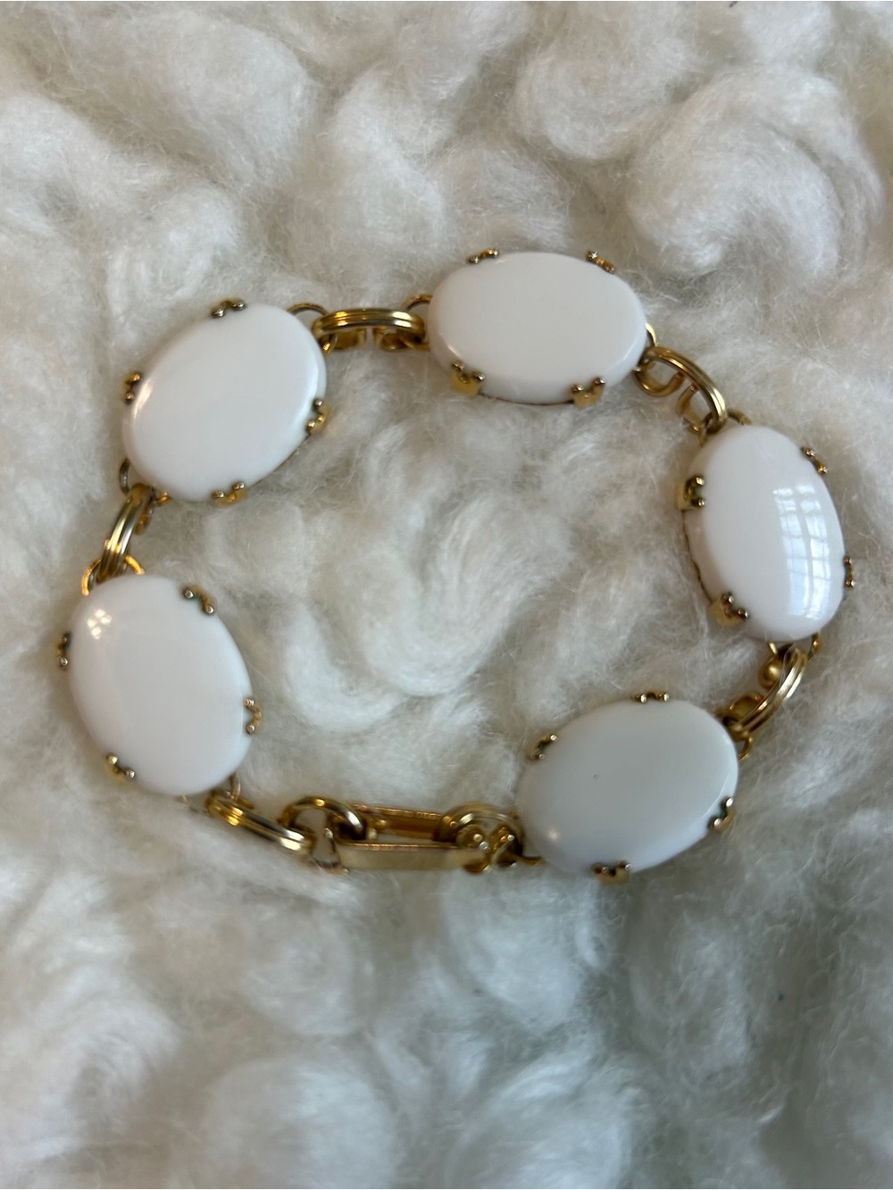 🍀VTG White Milk Glass Cabochon Gold-Link Bracelet